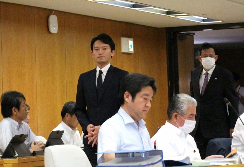 議員辞職した竹内英明県議（写真中央）〈2024年8月30日 兵庫県議会・百条委開催時〉