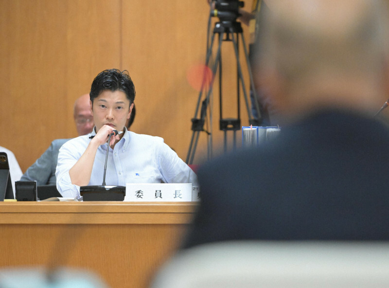 出席者の証言を聞く兵庫県議会調査特別委員会の奥谷謙一委員長＝神戸市中央区で2024年9月6日午前10時53分、山崎一輝撮影