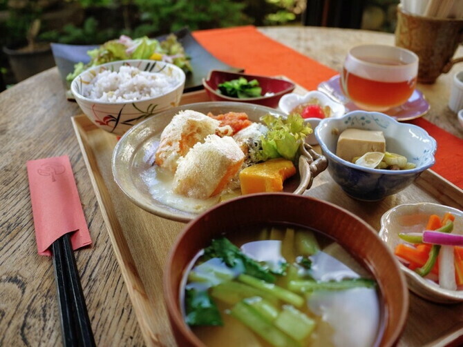 「おまかせ一汁三菜ランチ」（1300円）はボリューム満点