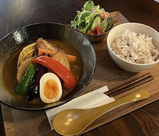 オリジナルスープカレー（1600円）は辛さ控えめで食べやすい