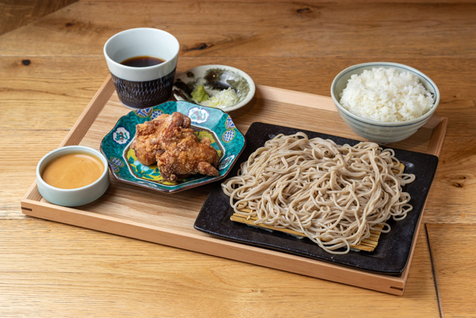 無料でご飯を追加できる「せいろ蕎麦とから揚げ定食」（1300円）