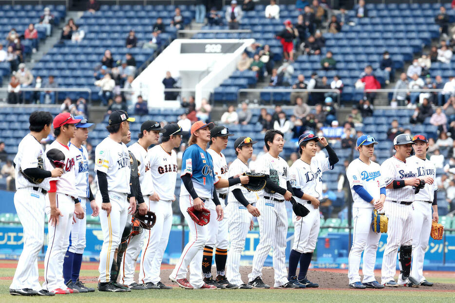 日本プロ野球12球団合同トライアウトを終え、観客席にあいさつする選手たち（撮影・河田真司）