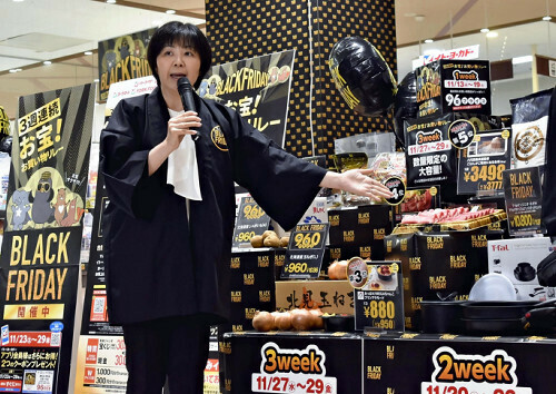 ブラックフライデーをＰＲするイトーヨーカ堂の加藤聖子・執行役員営業企画室長（１３日、東京都大田区のイトーヨーカドー大森店で）＝貝塚麟太郎撮影