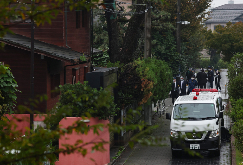 緊縛強盗事件があった現場周辺を調べる警視庁の捜査員＝２日、東京都葛飾区