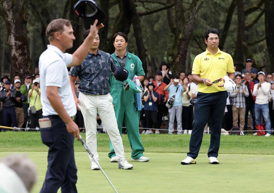 １８番、優勝したマックス?マクグリービー（手前左）と松山英樹（右）（カメラ・岩田　大補）