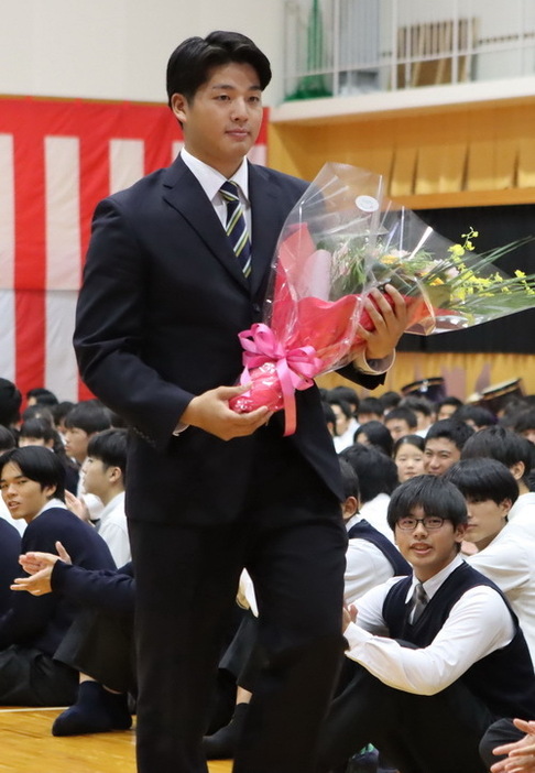 母校で後輩たちの激励を受けた中村投手＝諫早農高体育館