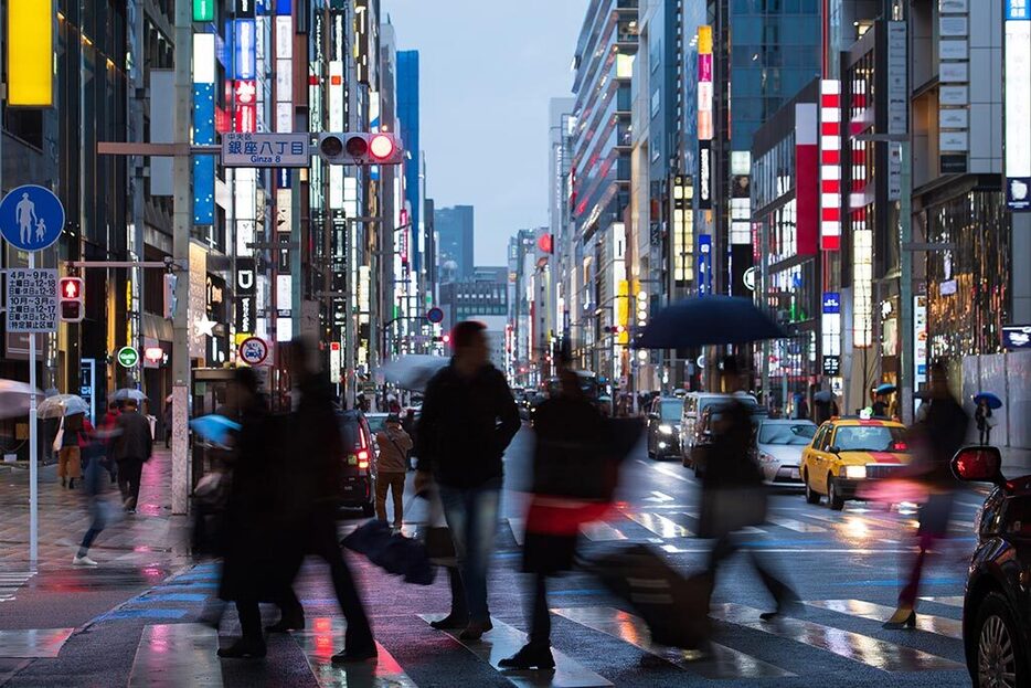 銀座で買い物する外国人の若者たちの風景はもはや日常だが（写真：Ichiro／stock.adobe.com）