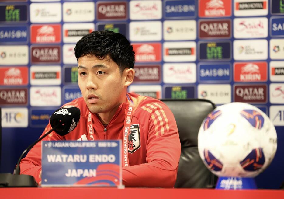 26年W杯アジア最終予選第6戦中国戦の前日会見に臨む遠藤（撮影・河田真司）