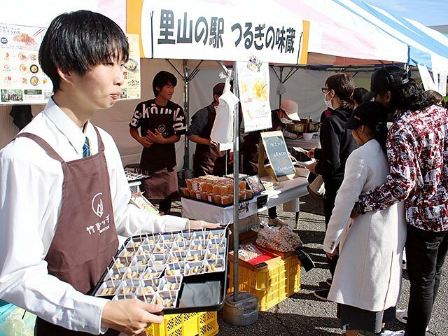 町産幼竹を使ったメンマを販売するブース