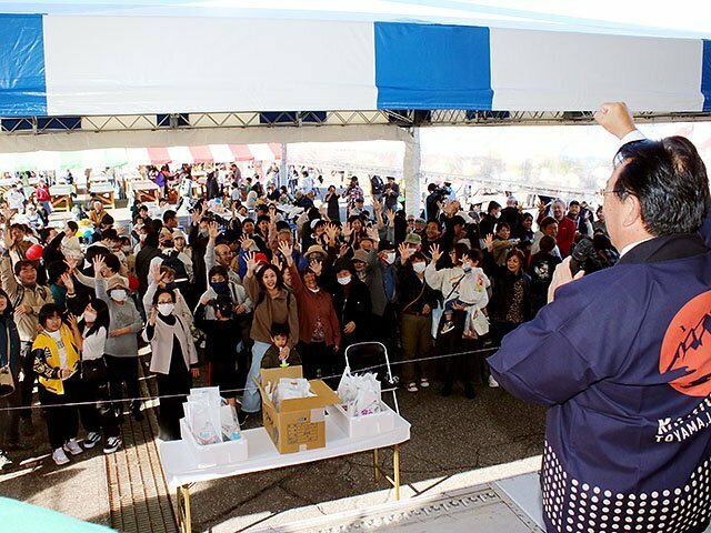 九十九里町の浅岡町長とのハマグリをかけたじゃんけん大会