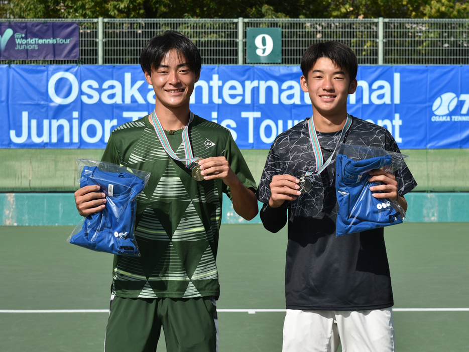 写真は男子シングルスで優勝を飾った逸﨑獅王（トップランAIOI／左）と準優勝の岡橋優希（ISHII TENNIS ACADEMY）（写真提供◎大​阪​府​テ​ニ​ス​協​会）