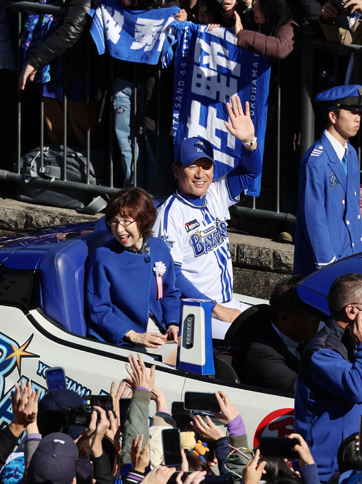 プロ野球で２６年ぶりの日本一に輝いたＤｅＮＡの祝賀パレードが３０日、横浜市内で行われた。写真は、沿道のファンに手を振る三浦大輔監督（右）と南場智子オーナー＝同市中区