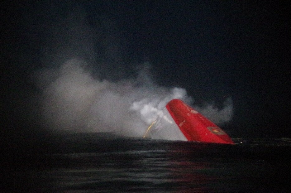 11日未明に転覆が確認され、船首部分のみ浮いている海上自衛隊掃海艇「うくしま」＝福岡海上保安部提供