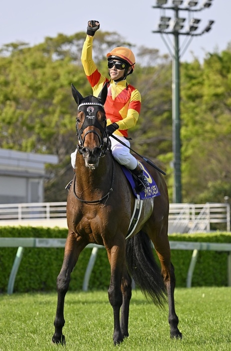 第84回皐月賞を制したジャスティンミラノと戸崎圭太騎手＝4月、中山競馬場