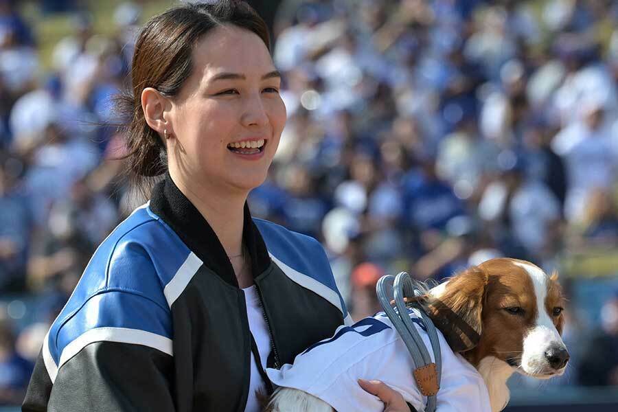 優勝セレモニーに登場した真美子夫人とデコピン【写真：ロイター】