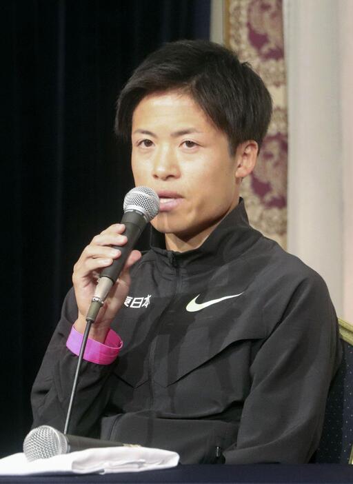 記者会見する其田健也＝29日、福岡市