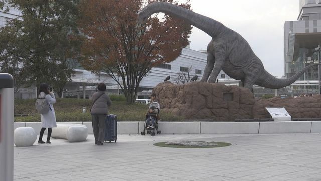 師走並みの寒さになる見込み（23日午前8時ごろ、福井市・福井駅前）