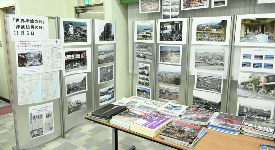 名護から考える3.11の会主催の写真・資料展の一部＝1日、名護市のコザ信用金庫名護支店