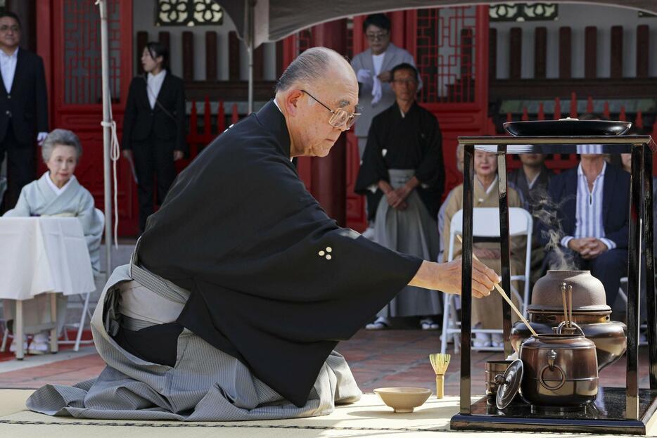 鄭成功生誕400年記念の献茶式で、献茶をする松浦章さん＝9日、台湾南部・台南市（共同）