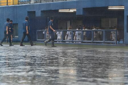 天候不良のため継続試合となった県1年生中央大会決勝戦＝17日、タピックスタジアム名護