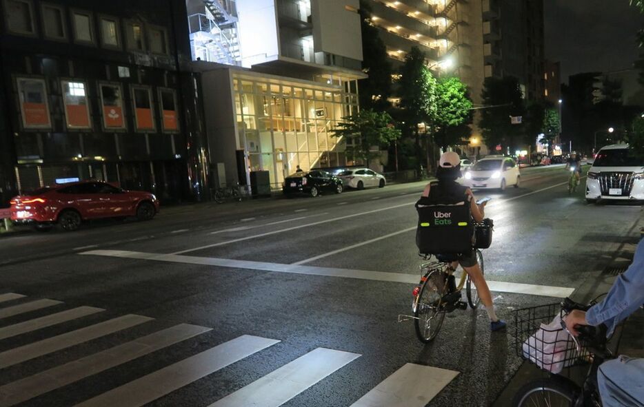 スマホ片手に逆走しようとしているウーバー配達員の自転車 - 筆者撮影