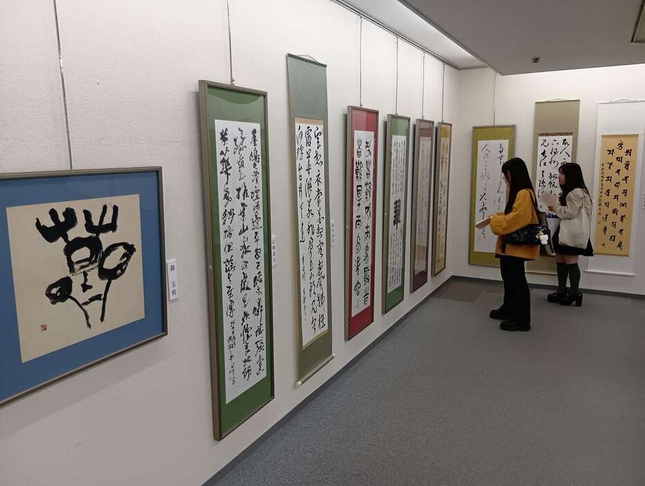 神奈川県内の書家101人の意欲的な作品が並んだ「産経神奈川百選書展」＝横浜市中区