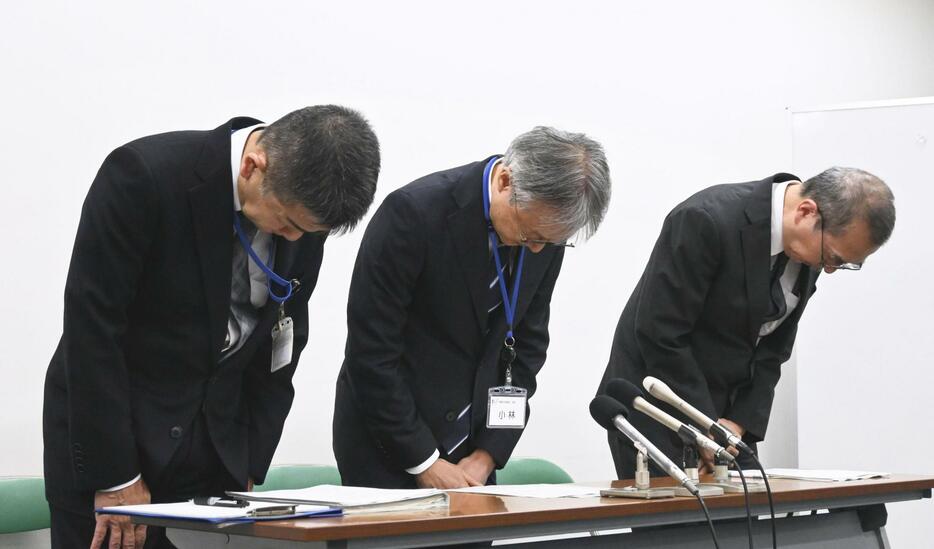 医療事故について、記者会見で陳謝する岡崎市民病院の小林靖院長（中央）ら＝20日午後、愛知県岡崎市