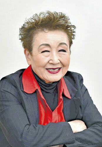 インタビューに応じる加藤登紀子さん（９月２９日、羅臼町で）＝原中直樹撮影