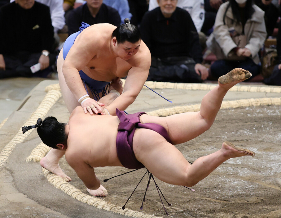 大相撲九州場所初日。大の里（上）は平戸海を突き落としで下す。新大関の初日を白星で飾った＝１０日、福岡国際センター