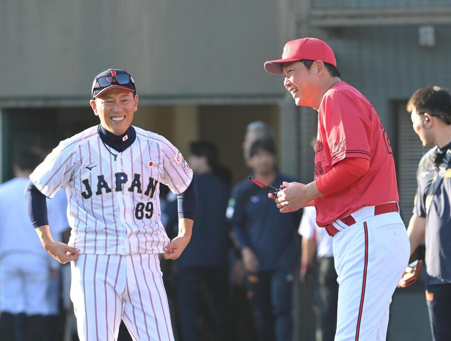 　練習試合を終え、新井監督と笑顔で話をする井端監督（撮影・市尻達拡）