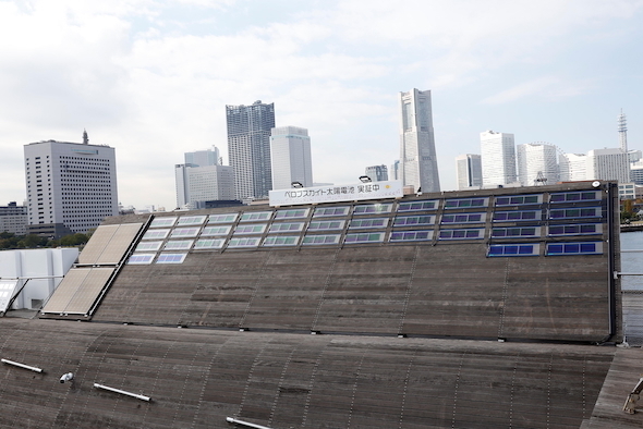 実証で設置したペロブスカイト太陽電池の写真　出典：マクニカ