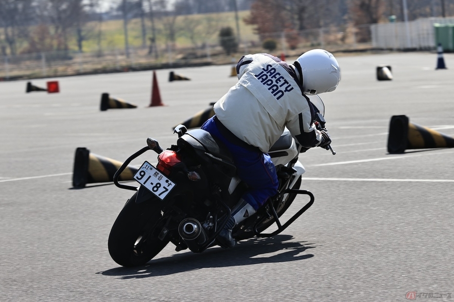 リーンインは、バイクの傾きよりもライダーの上半身がイン側に入ったフォームのこと