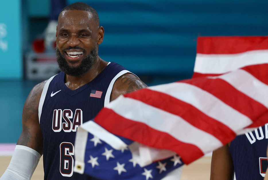 ＮＢＡレーカーズでプレーするレブロン・ジェームズ選手（写真）は３１日、米大統領選挙を来週に控え、民主党候補ハリス副大統領を支持すると表明した。パリで８月撮影（２０２４年　ロイター/Stephanie Lecocq）