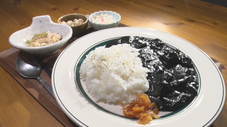 ビジュアルだけじゃない！食感にも驚き！「竹炭カレー」