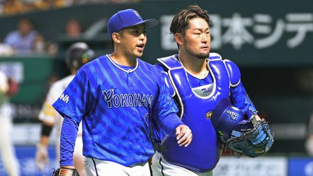 日本シリーズ第3戦でバッテリーを組んだ東克樹投手と戸柱恭孝選手(写真：時事)