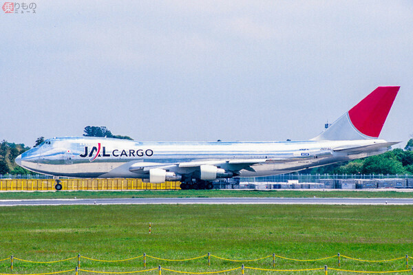 JALカーゴの初代ボーイング747F「ポリッシュドスキン」機、機番はJA8180（画像：contri［CC BY-SA〈https://bit.ly/34rszgG〉］）