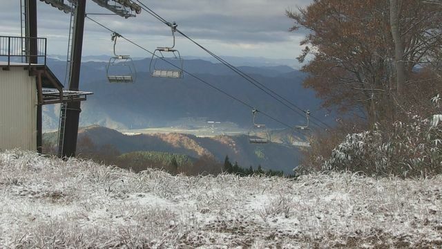 ゲレンデはうっすら雪化粧＝19日午前7時半、勝山市・スキージャム勝山