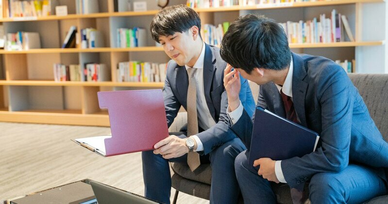 新しく赴任したすごい営業マンの課長。じつは部下が獲得した新規の取引先を横取りし、自分の手柄にしていた（写真はイメージです）　Photo:PIXTA