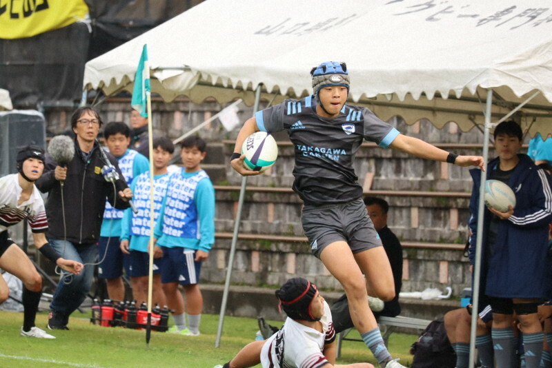 ゴールラインに向かって走る高川学園の選手＝山口県長門市俵山で2024年11月17日午後2時14分、小澤優奈撮影