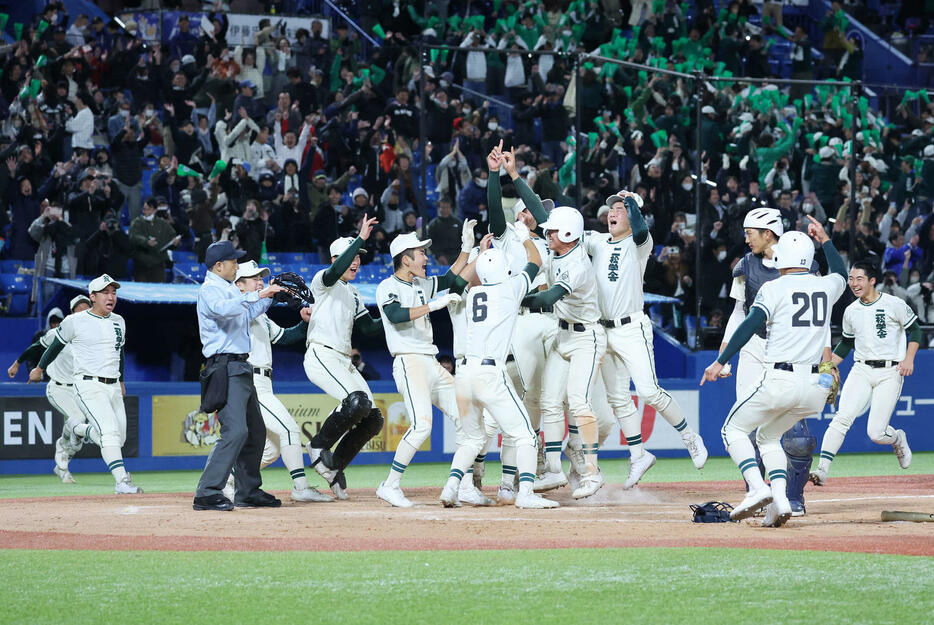 早実対二松学舎大付　優勝し抱きつき喜ぶ二松学舎大付の選手たち（撮影・鈴木正人）