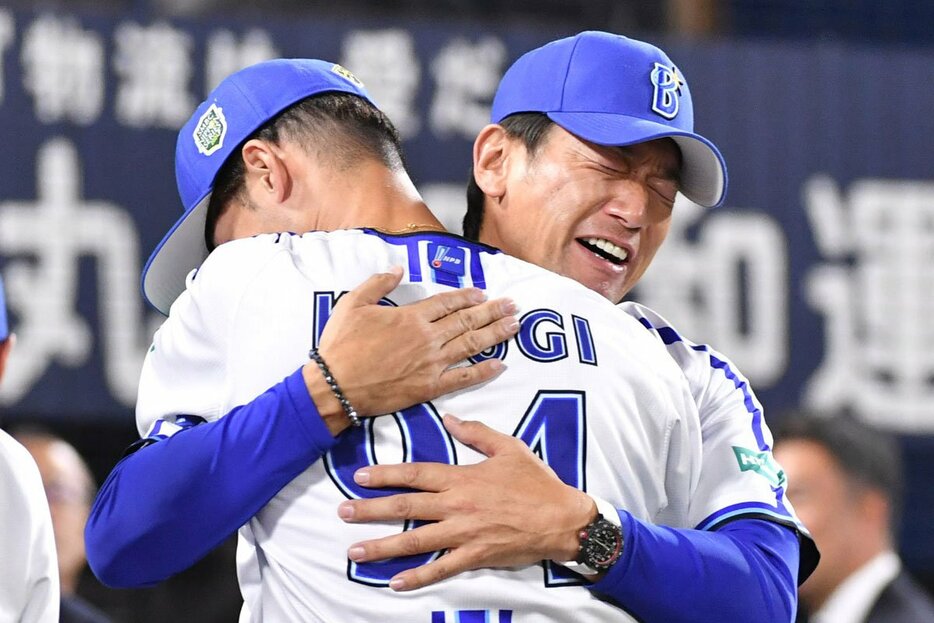 優勝直後、小杉コーチと抱き合う三浦監督