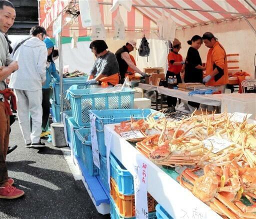 新鮮な海産物が並んだ越前がに朝市=11月16日、福井県越前町厨の道の駅越前