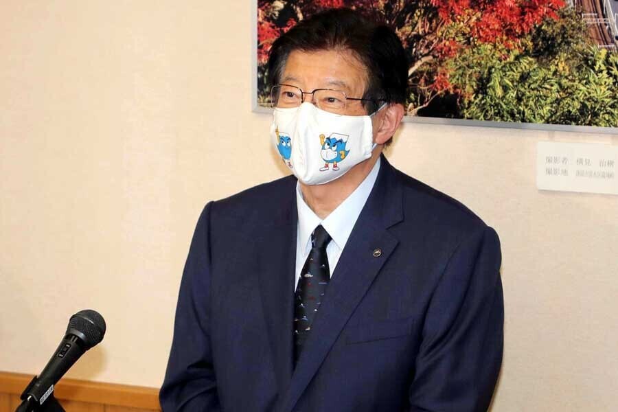 JR東海の金子慎社長との会談を終え、取材に応じる静岡県の川勝平太知事（当時）。2020年6月26日撮影（画像：時事）