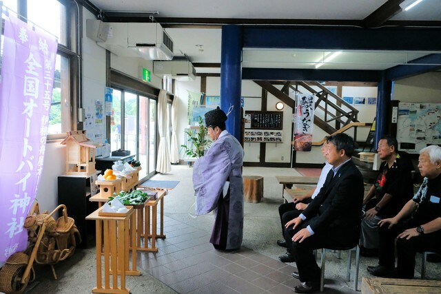 道の駅「舟屋の里伊根」に設置されたオートバイ神社の鎮座祭（伊根町亀島）