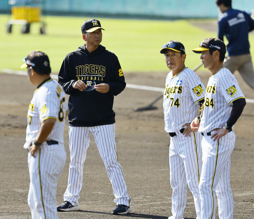 サインプレーの練習を終え、集合する選手コーチ陣を見つめる阪神藤川監督（撮影・藤尾明華）