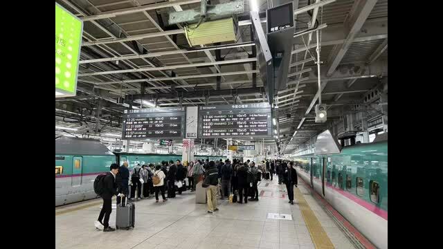 運転再開を待つ仙台駅ホームの様子（視聴者撮影）