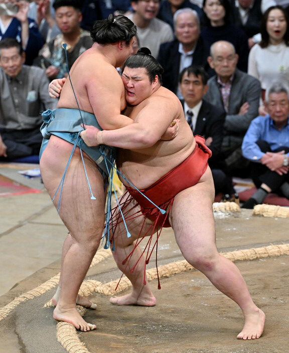 大相撲九州場所２日目。熱海富士（右）は寄り切りで欧勝馬を下す＝１１日、福岡国際センター