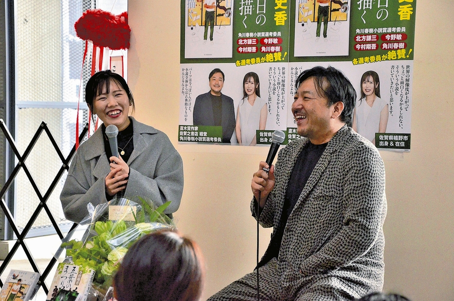 イベントで対談する今村さん（右）と愛野さん