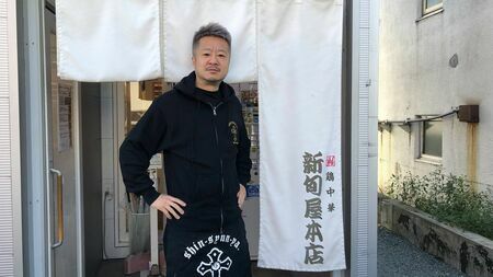 「新旬屋 本店」店主・半田新也さん。今となっては、ラーメン王国として知られる山形県でも屈指の人気を誇る同店だが、失敗を重ね、客足が遠のいた時期も。東京のイベント出店でも痛い目を見ることになるが、そこから店の再生も始まったのだった（筆者撮影）