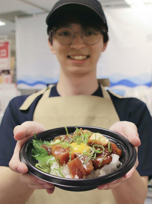 物産展「にっぽんの離島物語」の食堂で用意した五つの島の海の幸が一度に味わえる漬け丼＝13日午前、大阪市の近鉄百貨店本店